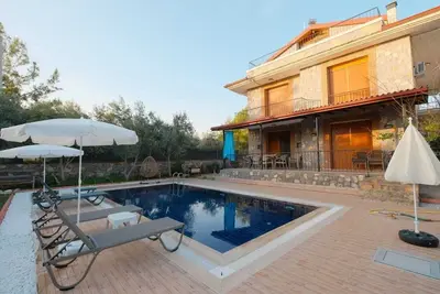 Charming 4-bedroom estate with WiFi, swimming pool and Ac in enchanting Fethiye
