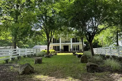 Image de Private and Spacious 7-bedroom house in fabulous Brooks with pool and lake, WiFi