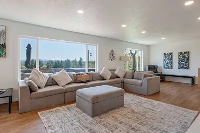 Image de Family Estate w/ Views | Hot Tub + Guesthouse