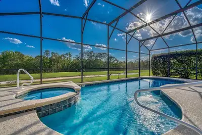 Image de Luxury Modern Emerald Island 7 Bedroom 5. 5 Bath Pool Villa