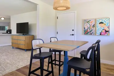 Image de Relax to the Sound of Waves in This Oceanfront Studio with Beach Access