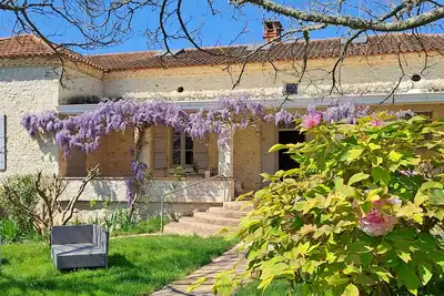 Image de Grande maison avec piscine, terrasses et jardin - Détente à la campagne.