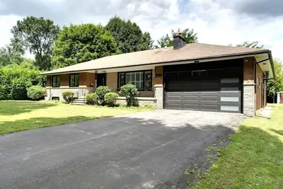 Image de Luxury, Modern Home with Theatre and Games Room