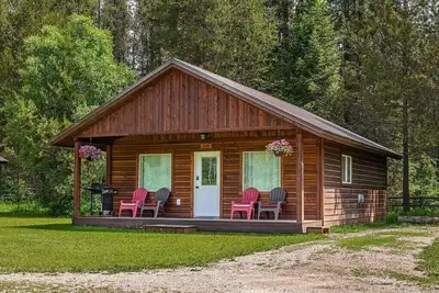 Image de Cozy cabin only 7 miles from Glacier National Park