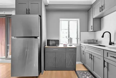 Image de 2-bedroom, 1 sofa bed next to Airport Subway, Refurbished, 1 stop to downtown