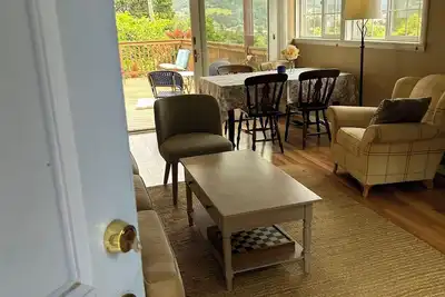 Quiet garden cottage with view deck  in San Rafael