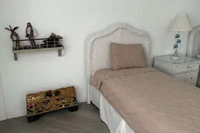 Image de Unit 3 – Flamingo Cay, 2-story 2br in vibrant Nassau with WiFi & Ac