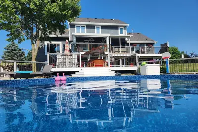 Image de Spacious 6-bedroom 4 bathroom house in marvelous Hartford with pool and hot tub!