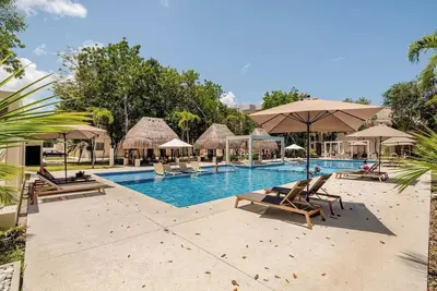 Image de Resort Vibes King bed Pool Gym tennis pickle court High Speed Wifi