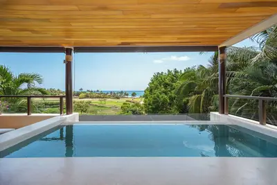 Image de 3 Bed 3. 5 Bath Condo with Hsk, Pool, Ocean View