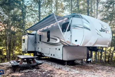 Image de 5th Wheel Rv in campground, 2-bedroom, 1 bathroom, perfect for up to 6 guests.