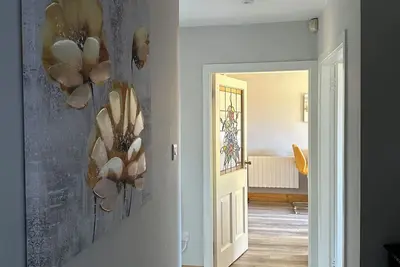 Image de Enchanting  2-bedroom bungalow a short stroll from the beach and all amenities