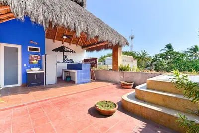 Image de 4 Bed, 4 Bath Golden Zone. Dipping Pool, Rooftop Jacuzzi. Short Walk to Beach