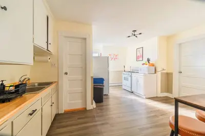 Image de Spacious 3bdr/4Bed apartment with King + Queen beds, WiFi, Ac in Downtown Salem