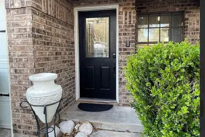 Stay on Rey- Charming 3-bedroom/2 bath house with office space in beautiful Waco