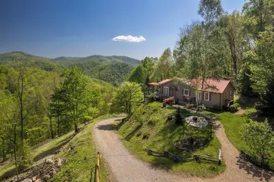 Image de Smoky Ridge Retreat – Cozy 2br/2ba Cabin with Mountain Views & Creek Sounds