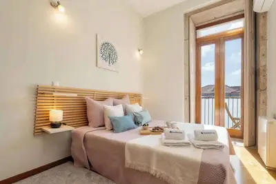 Image de Bright & Airy Flat w/ Balcony by HostWise