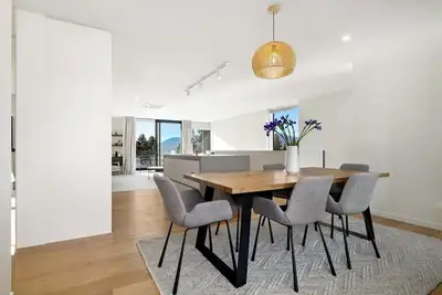 Image de Luxury 3 Bedroom, 3 Bathroom Lakeview House