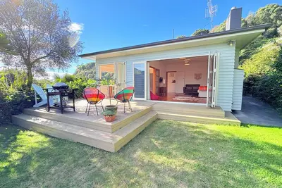 Image de Warm & Sunny Bungalow Overlooking Vibrant Ahuriri Village. Perfect for families.