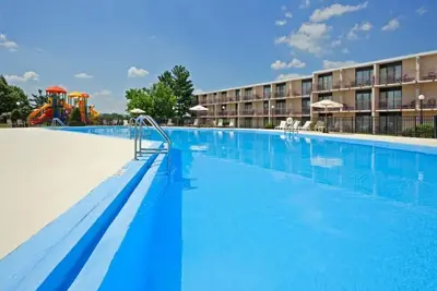 Image de Spacious Unit w/ Pool Access, Parking & Airport Shuttle - Pets are Allowed