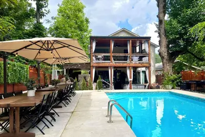 Image de L’Eau Hill - Luxury Heated Pool, Hot tub, Fire-pit Retreat in Heart of Atlanta