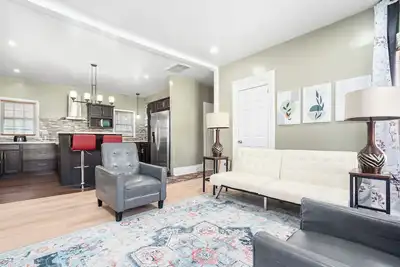 Image de Spacious & Stylish 2-Bedroom Retreat, King Bed, Shared Gazebo