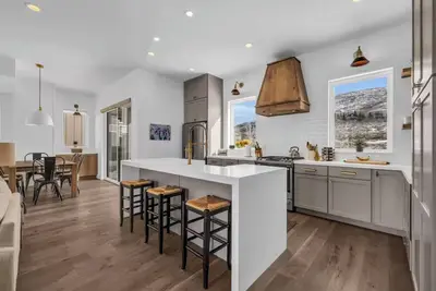 Image de Mountain Lake Getaway - Chef's Kitchen - High End