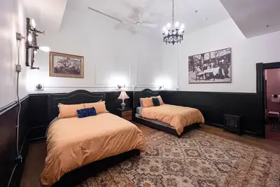 Image de Oliver Inn | Suite 7 | Mary McFadden