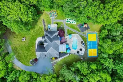 Image de Sleeps 14! Pool Hot Tub Sauna Pickleball Arcade