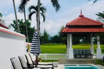 Image de Coastal bliss: bright, breezy family villa on a golf course near beach & town.