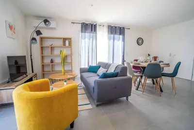 Image de Maison spacieuse avec clim, jardin et parking.