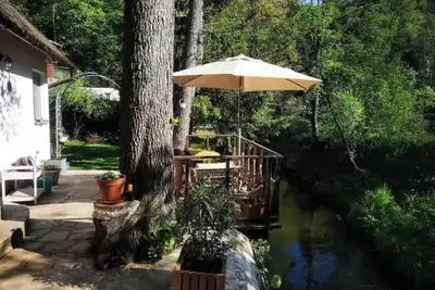 Image de Maison en bois ensoleillée au bord d'un ruisseau, à 30 minutes de Prague