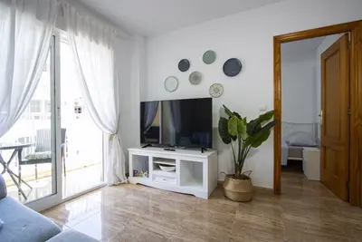 Image de Two-bedroom apartment 500 meters from two city beaches!