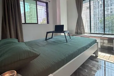 Charming 1-bedroom apartment with WiFi, Ac in Bandra Mumbai