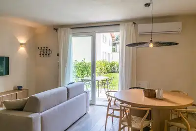 Image de Stunning two bedroom apartment 80mq with private garden in an elegant context. The flat is located inside the wonderful Villa Maderni in the Spina Verde Park area. Guests have at their disposal a large garden with panoramic infinity pool, tennis court, b