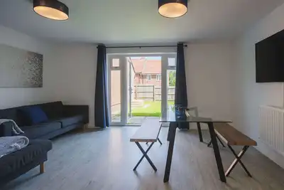 Image de Stylish 3-Bed Retreat with Garden and Parking