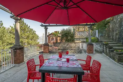 Image de Elegant and bright flat on two levels in a portion of a period villa with private garden, large patio and panoramic terrace, able to accommodate up to 8 persons. Access is up two flights of stairs leading from the street to the property. Two bedrooms and