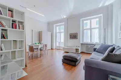 Image de GuestHost - Charming apartment of about 85 sqm, able to accommodate 4 people, located on the second floor of a period building with elevator (Not suitable for disabled people). The property is located in the Crocetta district, just 5 minutes walk from the