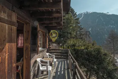 Image de Joli chalet individuel avec place de parc, rustique et fonctionnel, sur 2 étages, avec une vue magni