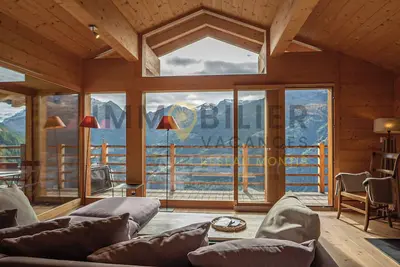 Image de Magnifique chalet idéalement situé juste au-dessus du centre du village, vue panoramique sur les toi