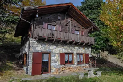 Image de Chalet individuel de 100m2 avec jardin pour 5 personnes. Au calme, accès par la route des Echertes. T