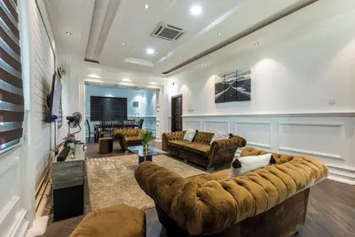 Image de Modern Serenity: 3-Bedroom Haven Surrounded by Nature and Space
