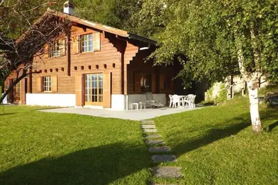 Image de Chalet individuel de 2 étages pour 9 personnes d'une surface estimée à 100m2. Le chalet se situe sur