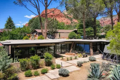 Image de Experience luxury and comfort at the Mid-Century Modern Home in the Heart of Sedona,