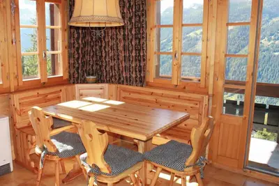 Image de Joli chalet avec beaucoup de charme situé sous l'hôtel Bella-Tola, proche de toutes commodités, avec