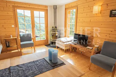 Image de Bel appartement idéalement situé en face du funiculaire, offrant un jardin et une terrasse, composé