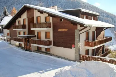 Image de Situé au pied des pistes, à 2 minutes à pied du vieux village et directement en face du funiculaire.