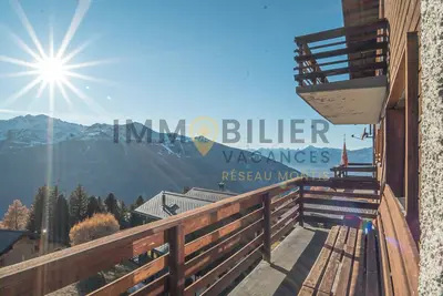 Image de Idéalement situé, à une minute à pied des commerces et du bus navette, idéal pour 5 à 6 personnes. A