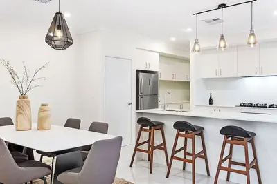 Image de Modern 3br Retreat + Alfresco & Double Garage
