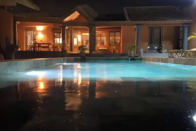 Image de Agréable Maison pied dans l'eau, piscine